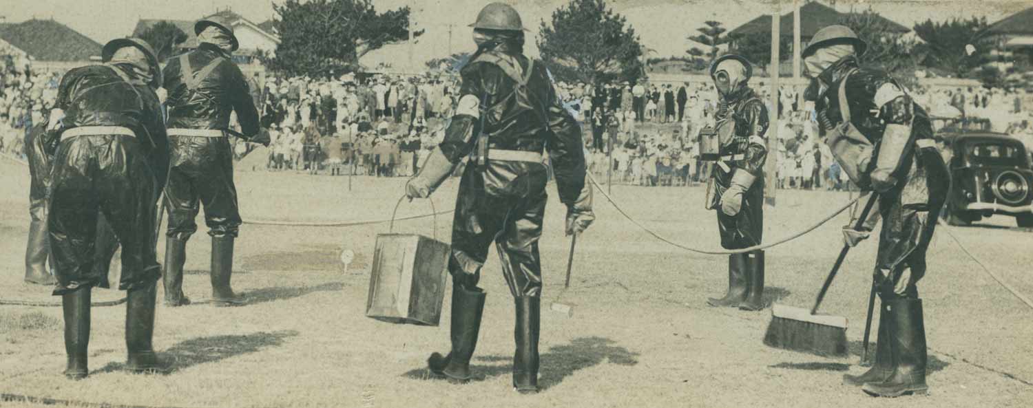 1940 Air raid wardens organised a mock air raid